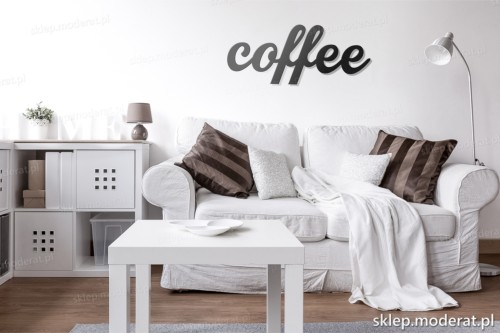 napis Coffee nad kanapą