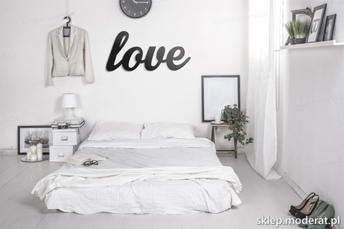 napis na ścianę Love w nowoczesnej sypialni