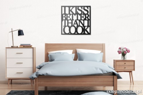 napis na ścianę I kiss better than i cook nad łóżkiem
