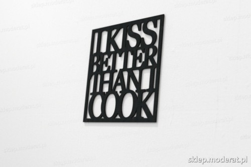 napis na ścianę z czarnej płyty hdf - I kiss better than i cook - modny dodatek do wnętrz