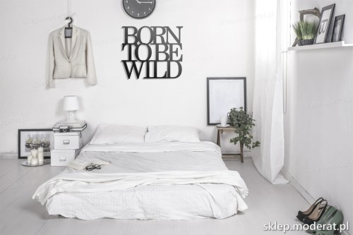 napis na ścianę Born to be wild w nowoczesnej sypialni